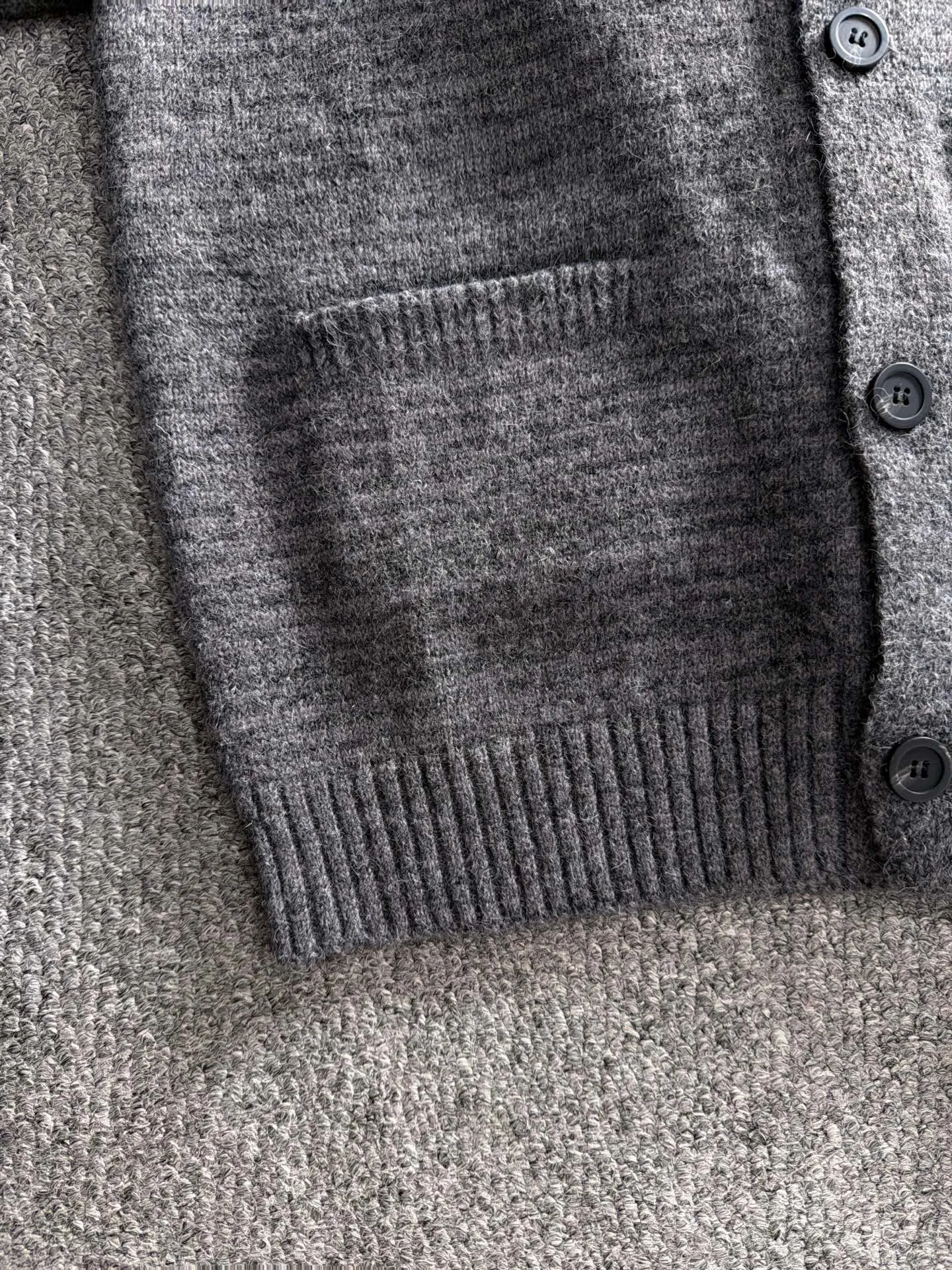 LP Loro Piana's 2026 autumn and winter latest sweater jackets from the official website are now on sale at the counter for Hot Sale! Specially made of wool blended fabric. It feels comfortable and can be directly in contact with the skin. The logo badge is exquisitely embroidered, which is extremely eye-catching! The details highlight the fashionable charm of big brands. Exquisite workmanship. Three-dimensional cutting style. The wearing effect is invincible and handsome! All three standards are complete! Sizes:M-3XL